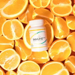 Immune+++ LifePharm - supliment pentru sistemul imunitar pe fundal de portocale proaspete